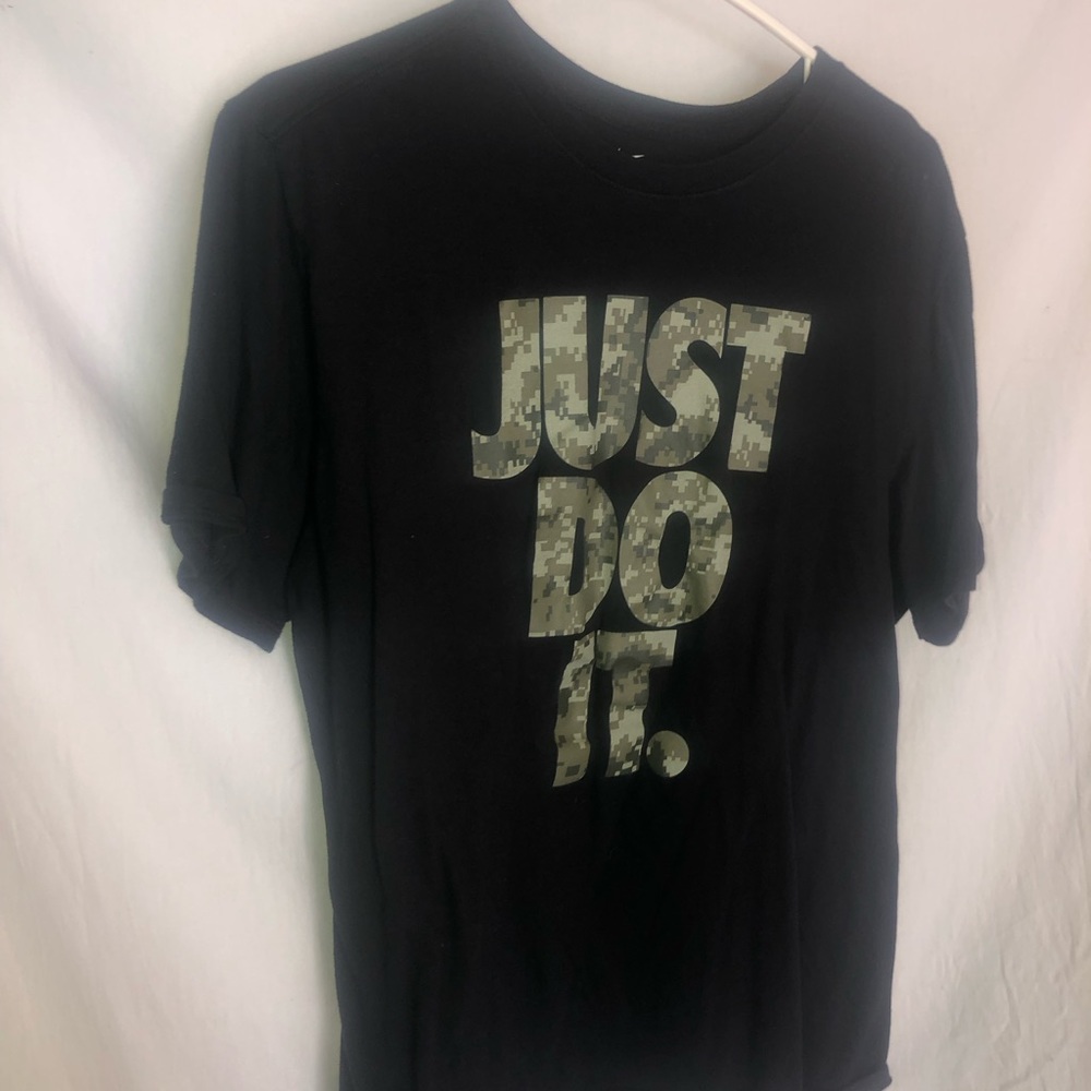 Nike black and camo tshirt - Picture 2 of 11